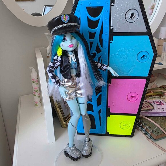 Monster High Skulltimate Secrets Serise One Frankie Stein with Dress-Up Locker - Picture 1 of 2